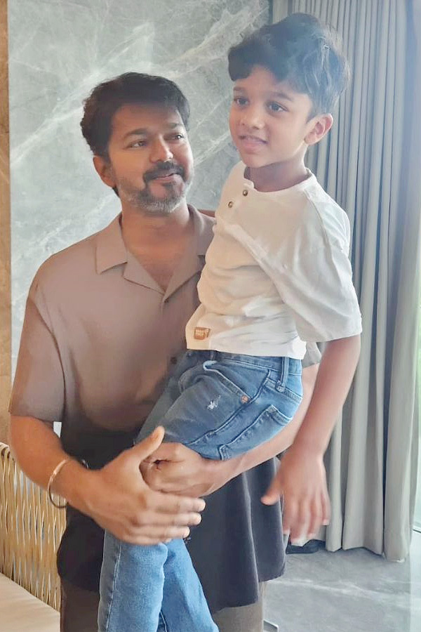 Actress Rambha meets Thalapathy Vijay along with her family: Photos2