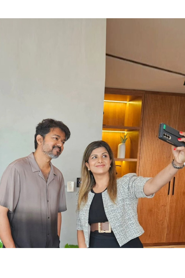 Actress Rambha meets Thalapathy Vijay along with her family: Photos3