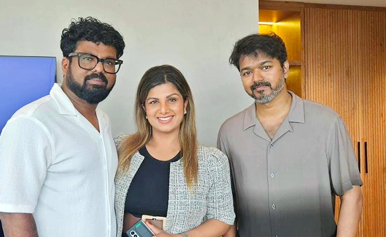 Actress Rambha meets Thalapathy Vijay along with her family: Photos4