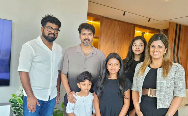 Actress Rambha meets Thalapathy Vijay along with her family: Photos5