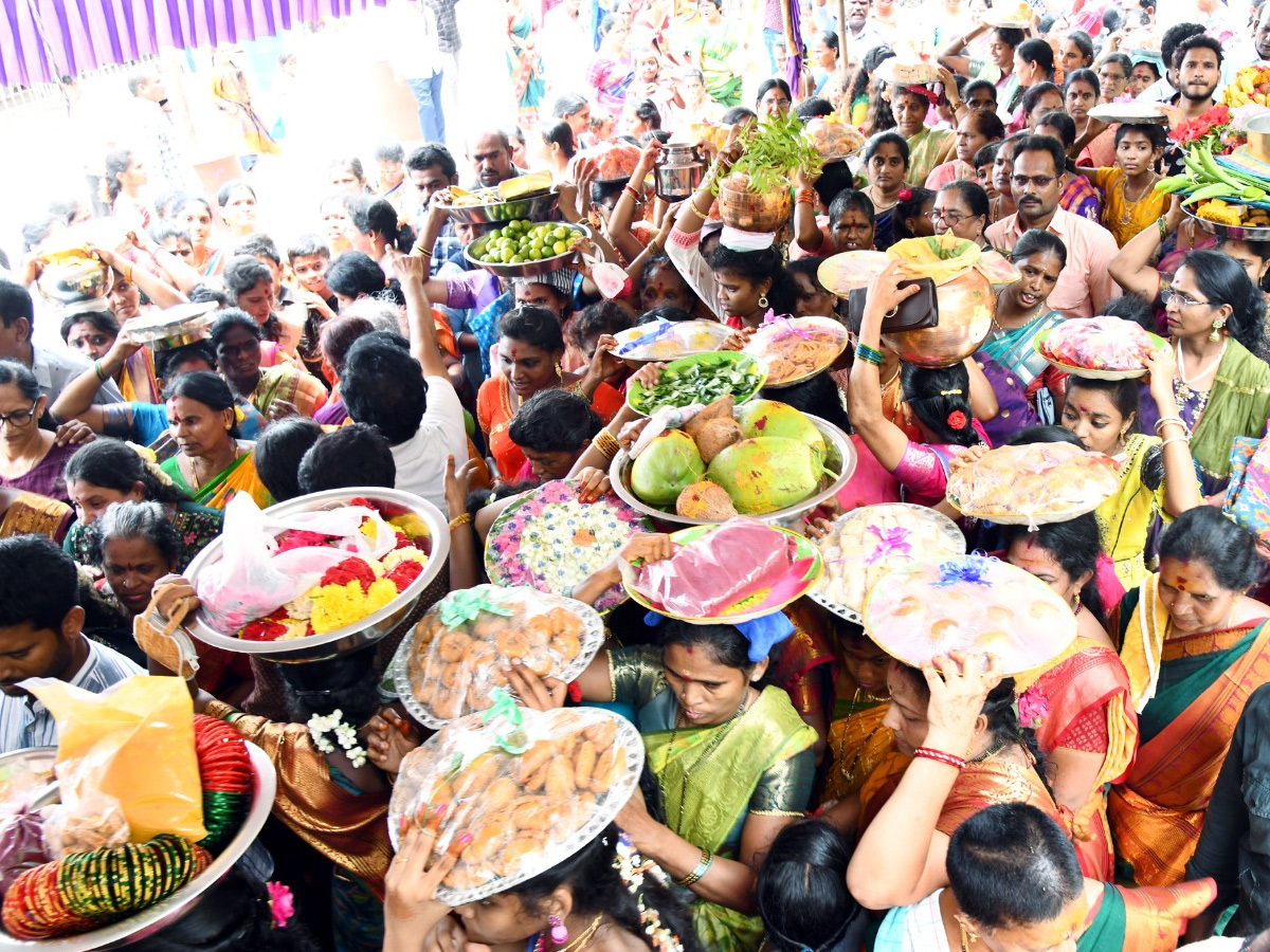 ఆషాఢంలో దుర్గ గుడికి పోటెత్తిన భక్తులు (ఫొటోలు) | Ashada Masam Devotees ...