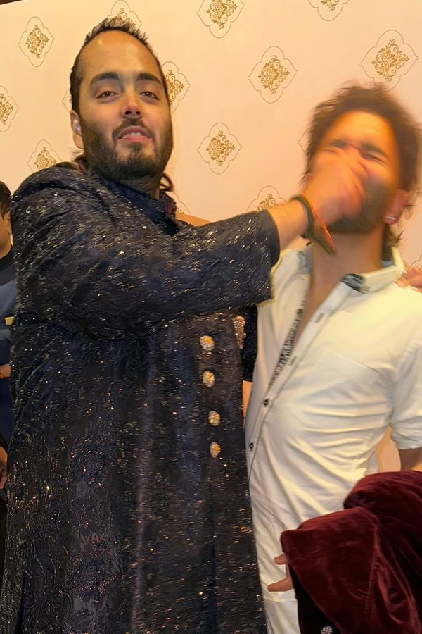 Anant Ambani gets 'Orryfied' as he poses with him in New Photos 19