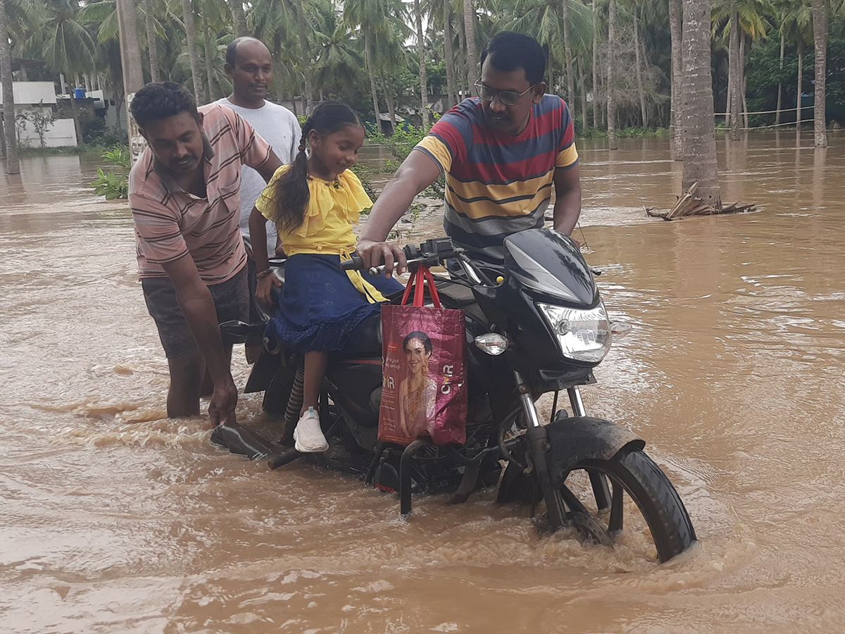 Rajahmundry : Godavari Flood Water in Konaseema District Photos2