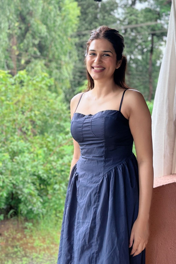 A Glimpse Of Actress Shraddha Das In Navy Blue Dress3
