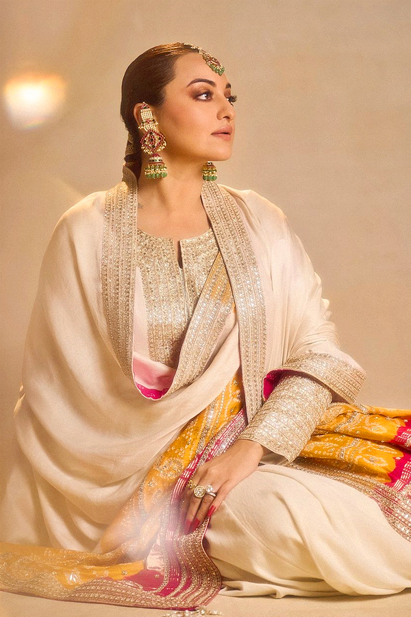 Sonakshi Sinha shares pics from her ‘Sonamandi’ theme bachelorette Photos2