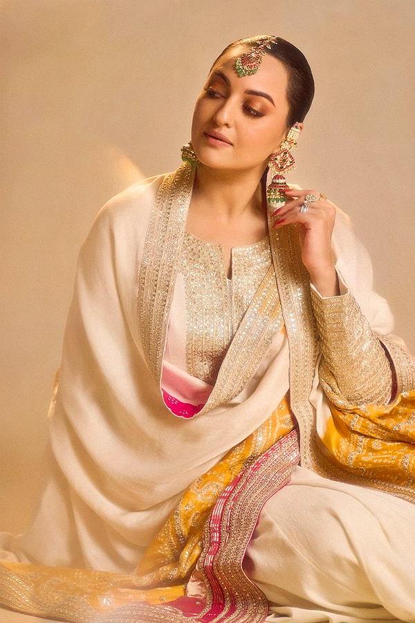 Sonakshi Sinha shares pics from her ‘Sonamandi’ theme bachelorette Photos3