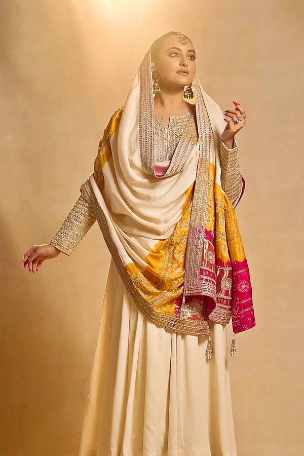 Sonakshi Sinha shares pics from her ‘Sonamandi’ theme bachelorette Photos4