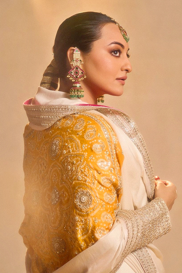 Sonakshi Sinha shares pics from her ‘Sonamandi’ theme bachelorette Photos5