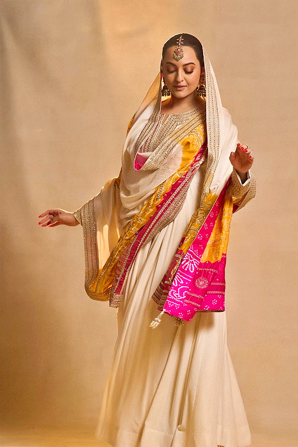 Sonakshi Sinha shares pics from her ‘Sonamandi’ theme bachelorette Photos6