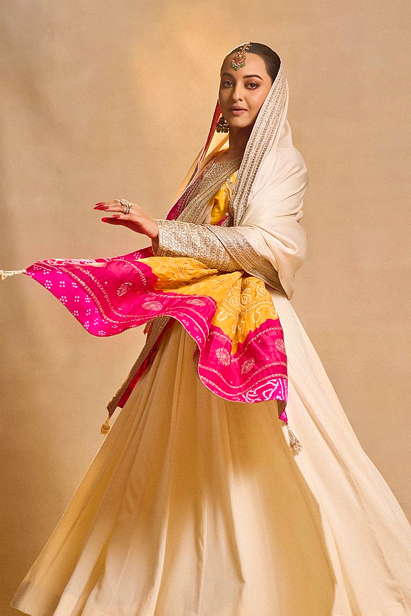 Sonakshi Sinha shares pics from her ‘Sonamandi’ theme bachelorette Photos7