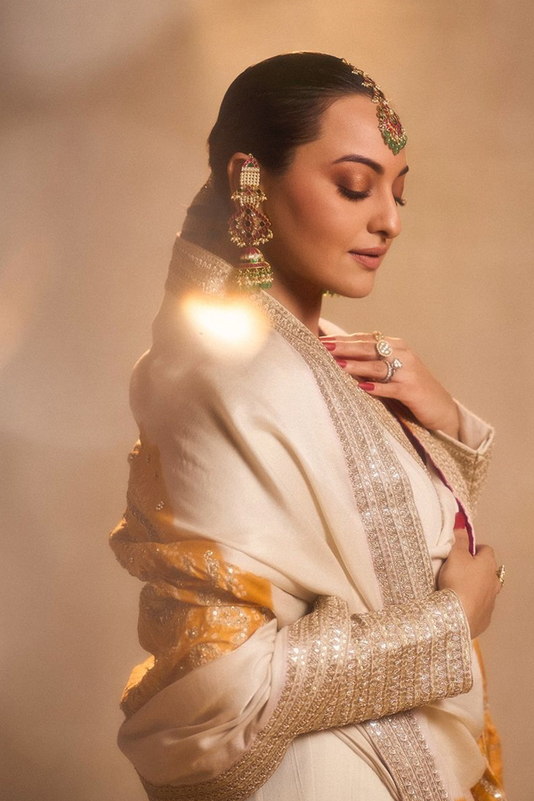 Sonakshi Sinha shares pics from her ‘Sonamandi’ theme bachelorette Photos8