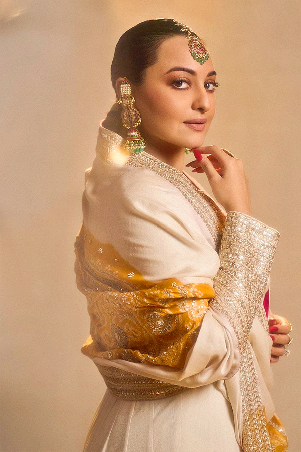 Sonakshi Sinha shares pics from her ‘Sonamandi’ theme bachelorette Photos9