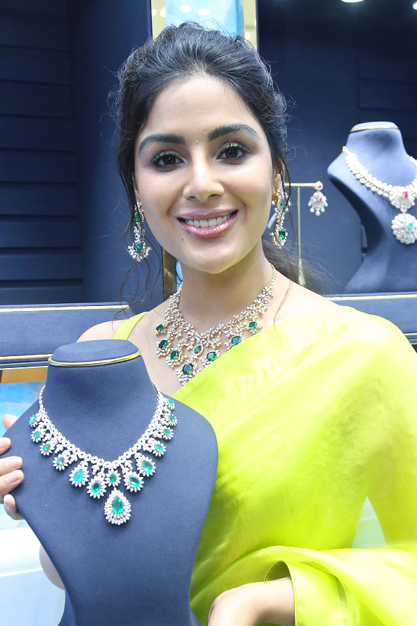 Actress Samyuktha Menon Launches Ladia Lab Grown Diamonds Photos12