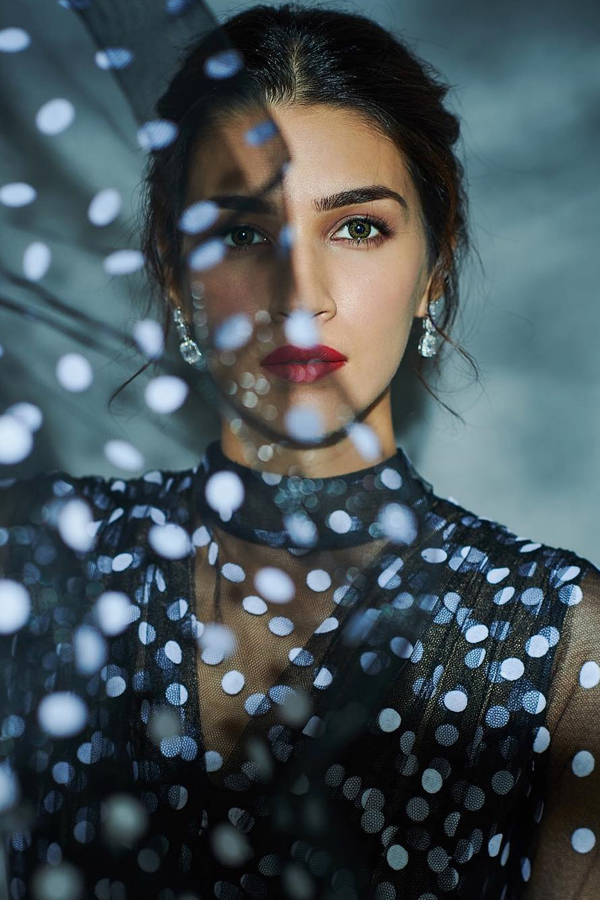 Bollywood Beauty Kriti Sanon Birthday Special Gallery6