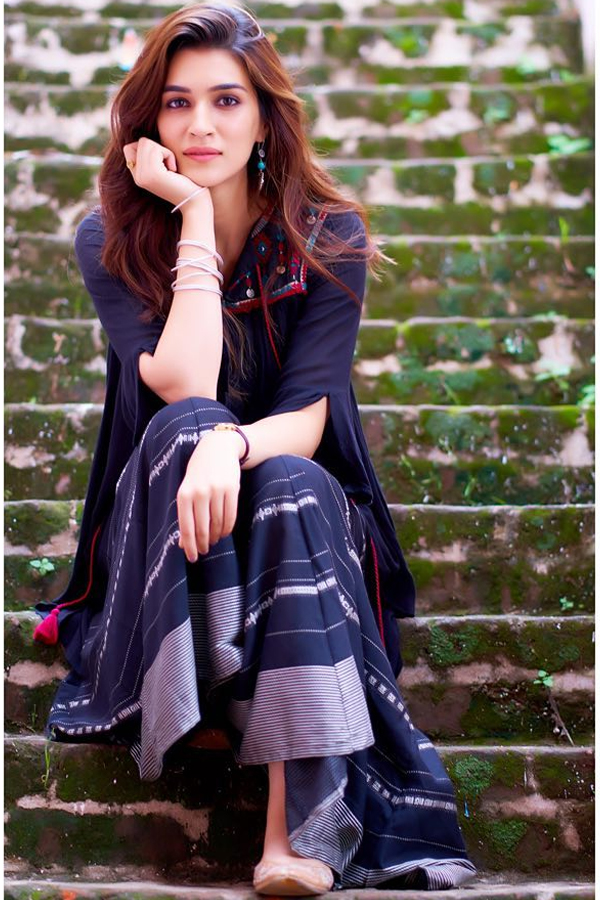 Bollywood Beauty Kriti Sanon Birthday Special Gallery9