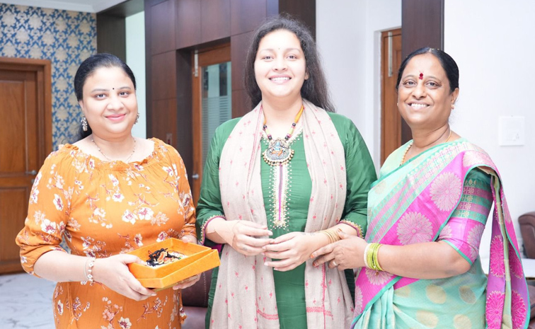 Renu Desai Meets Minister Konda Surekha Photos2
