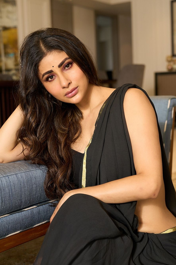 Mouni Roy Adds A Dose Of Glamor With Saree8