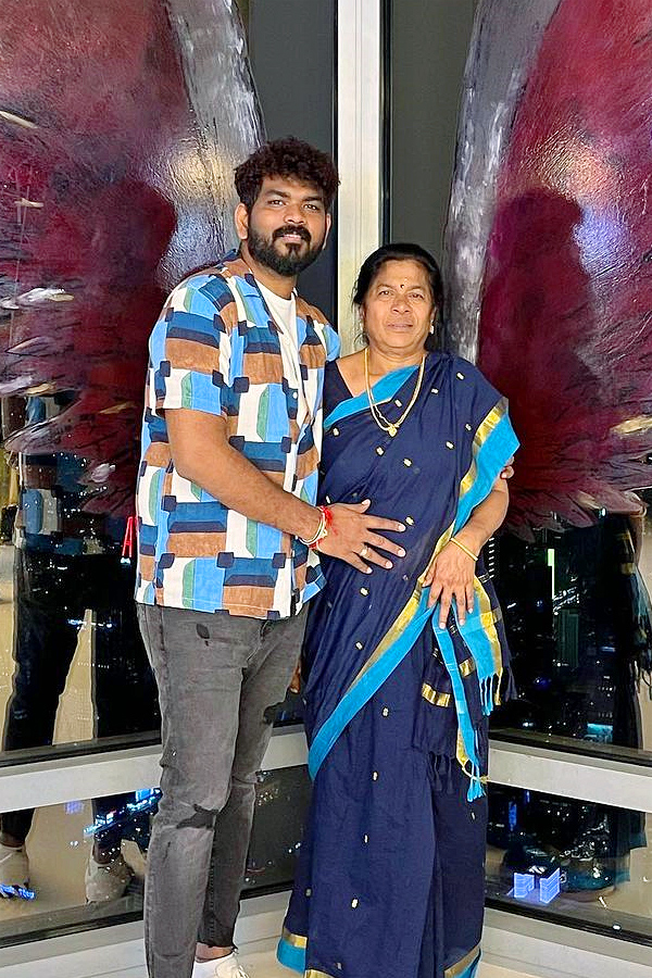 Vignesh Shivans Mother Birthday Celebrations Photos6