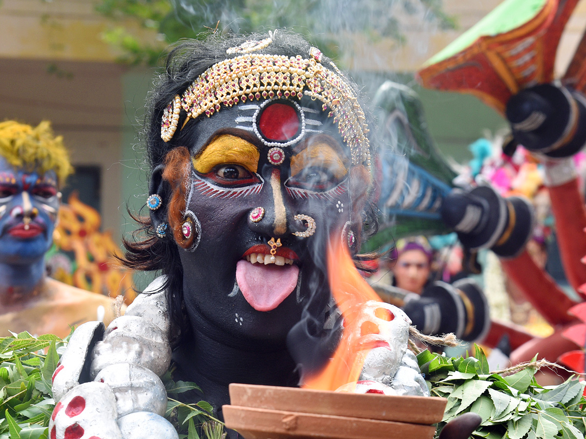 Huge Devotees Throng To Old City Temple For ‘Rangam’ Photos11