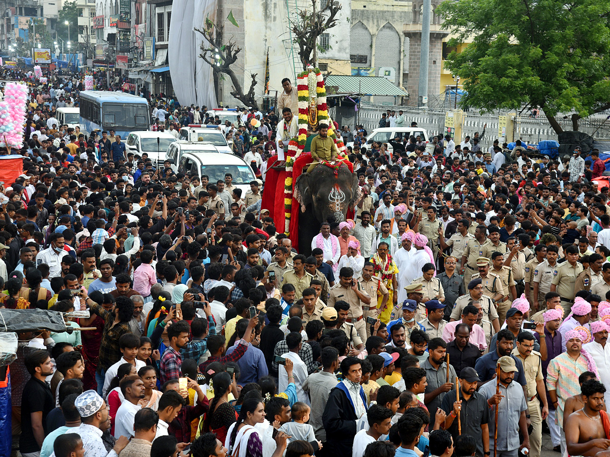 Huge Devotees Throng To Old City Temple For ‘Rangam’ Photos2