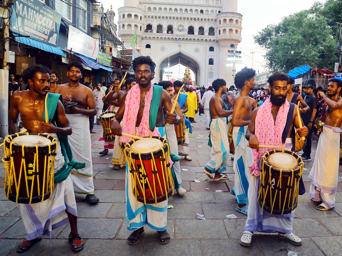Huge Devotees Throng To Old City Temple For ‘Rangam’ Photos24