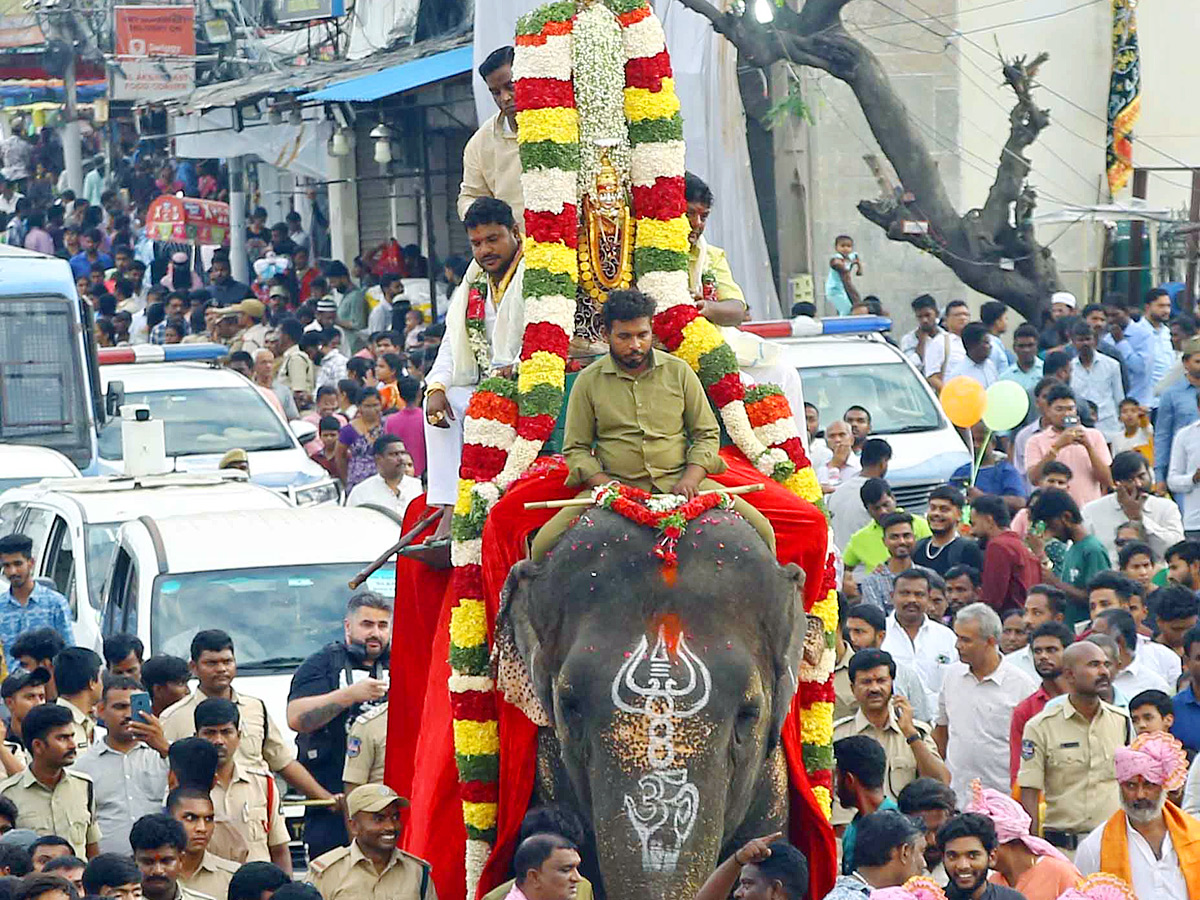 Huge Devotees Throng To Old City Temple For ‘Rangam’ Photos25