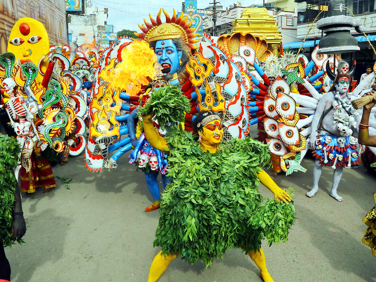 Huge Devotees Throng To Old City Temple For ‘Rangam’ Photos28