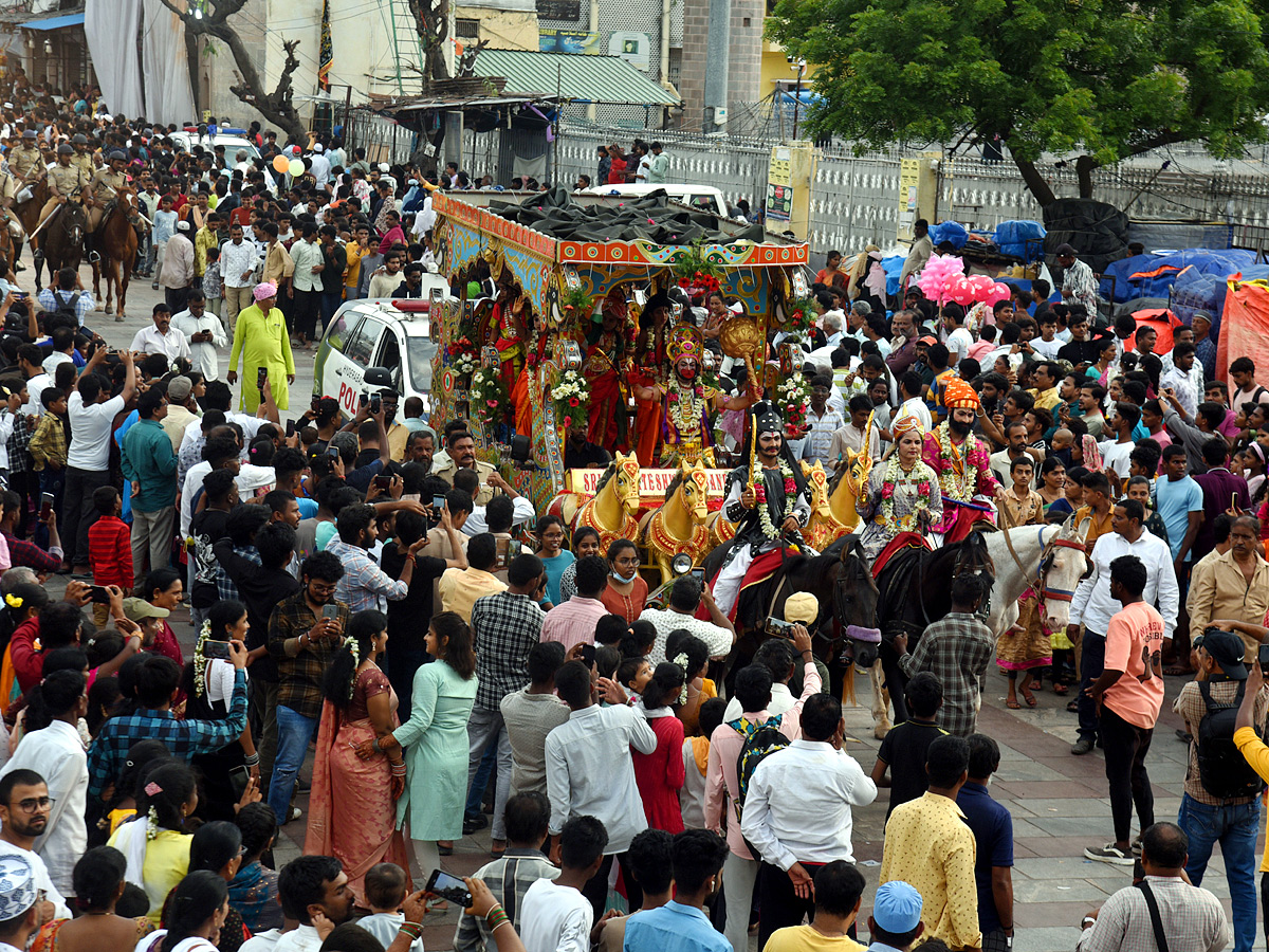 Huge Devotees Throng To Old City Temple For ‘Rangam’ Photos3