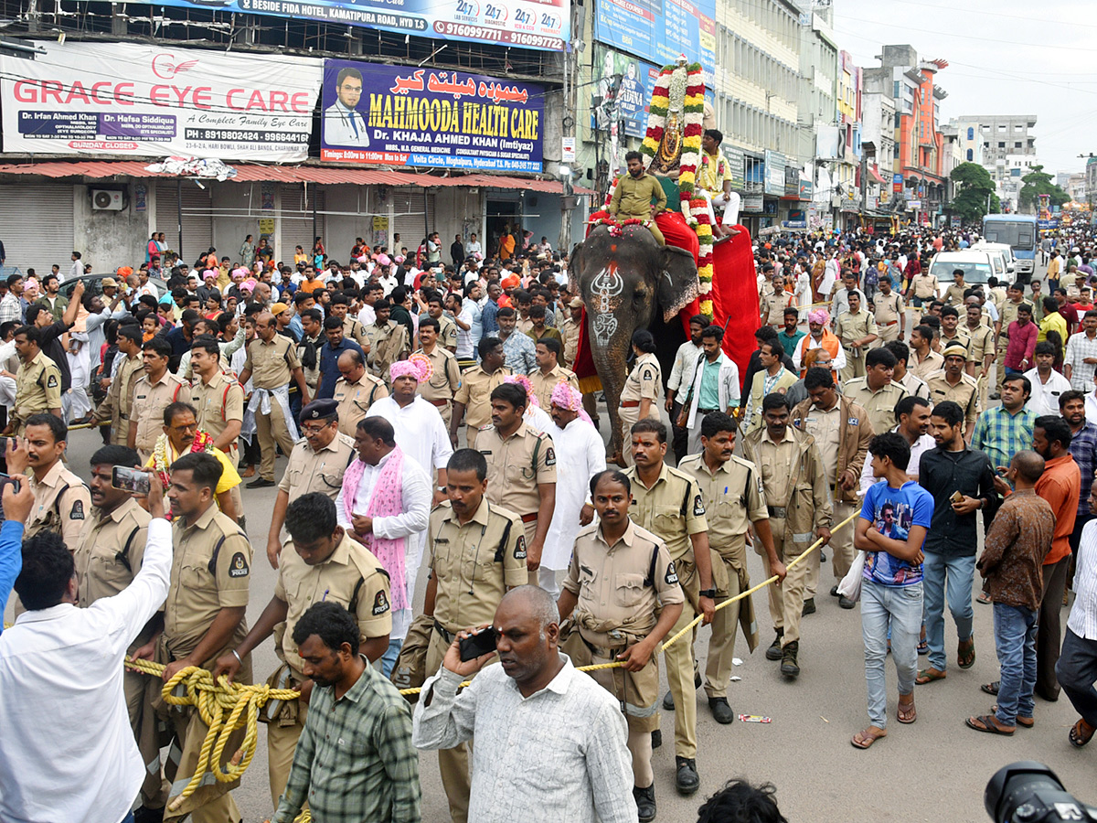Huge Devotees Throng To Old City Temple For ‘Rangam’ Photos4