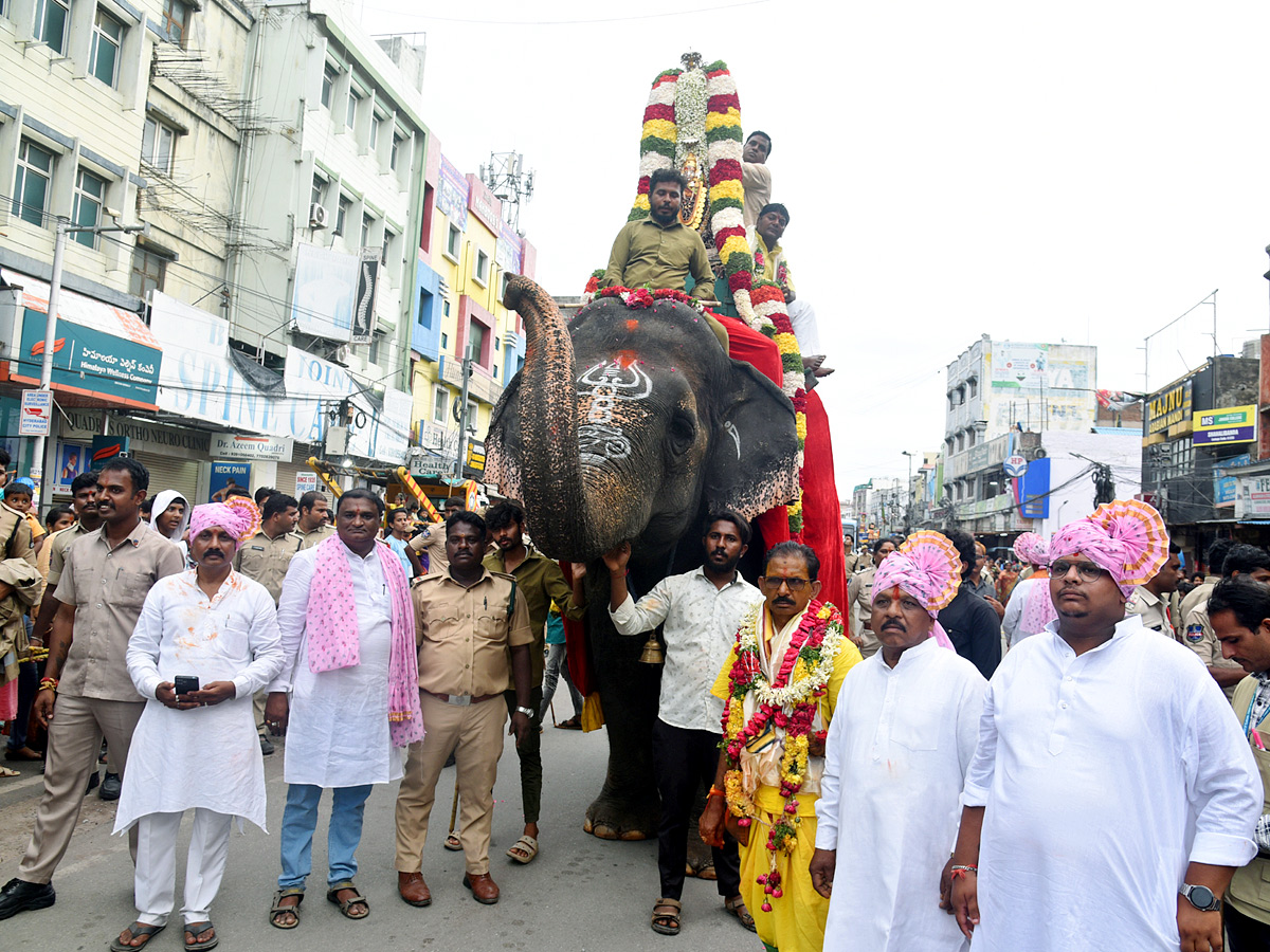 Huge Devotees Throng To Old City Temple For ‘Rangam’ Photos5