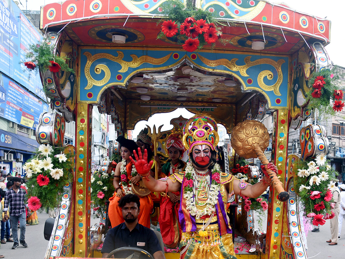 Huge Devotees Throng To Old City Temple For ‘Rangam’ Photos7
