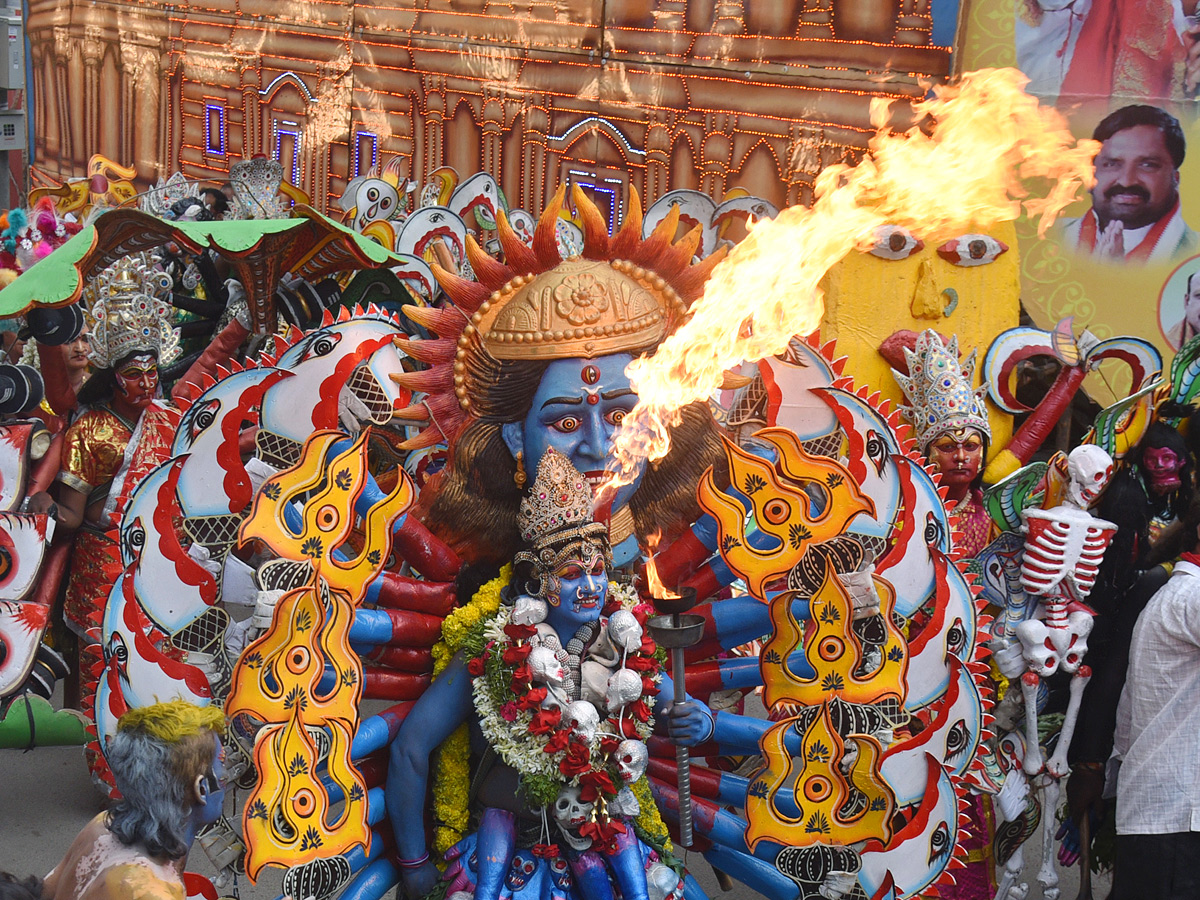 Huge Devotees Throng To Old City Temple For ‘Rangam’ Photos8
