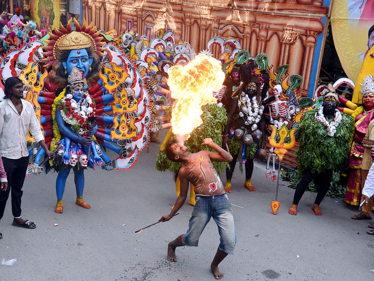 Huge Devotees Throng To Old City Temple For ‘Rangam’ Photos9