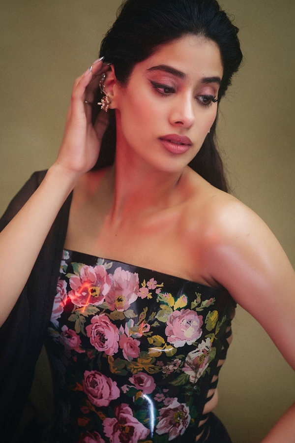 Devara Beauty Janhvi Kapoor In A Different Fashion Style Photos Viral8