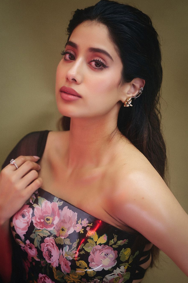 Devara Beauty Janhvi Kapoor In A Different Fashion Style Photos Viral9