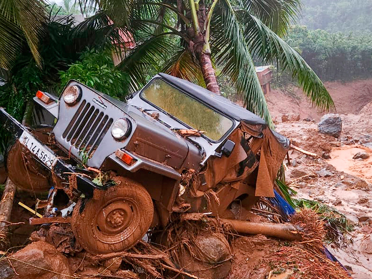 heavy rain in the hilly areas of Wayanad district Kerala Photos1