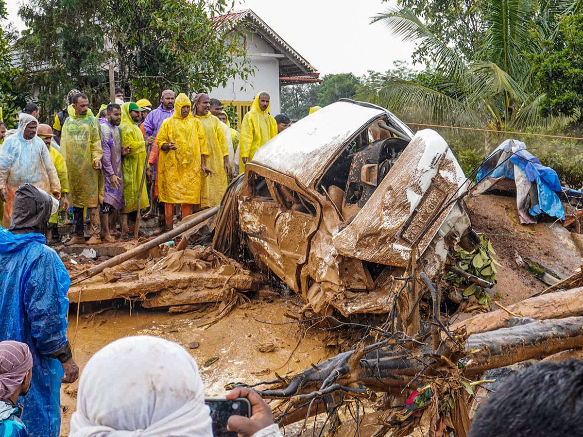 heavy rain in the hilly areas of Wayanad district Kerala Photos11