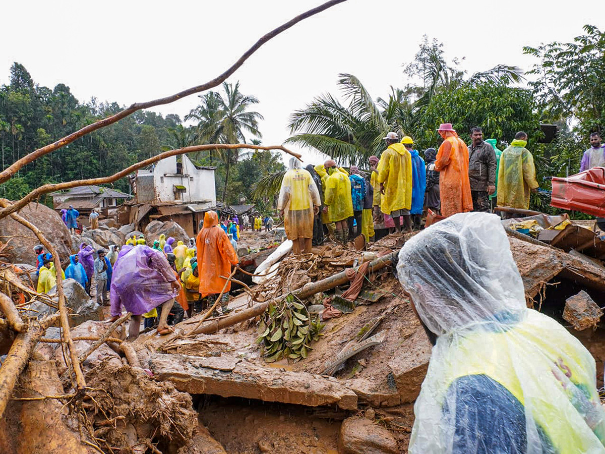 heavy rain in the hilly areas of Wayanad district Kerala Photos12
