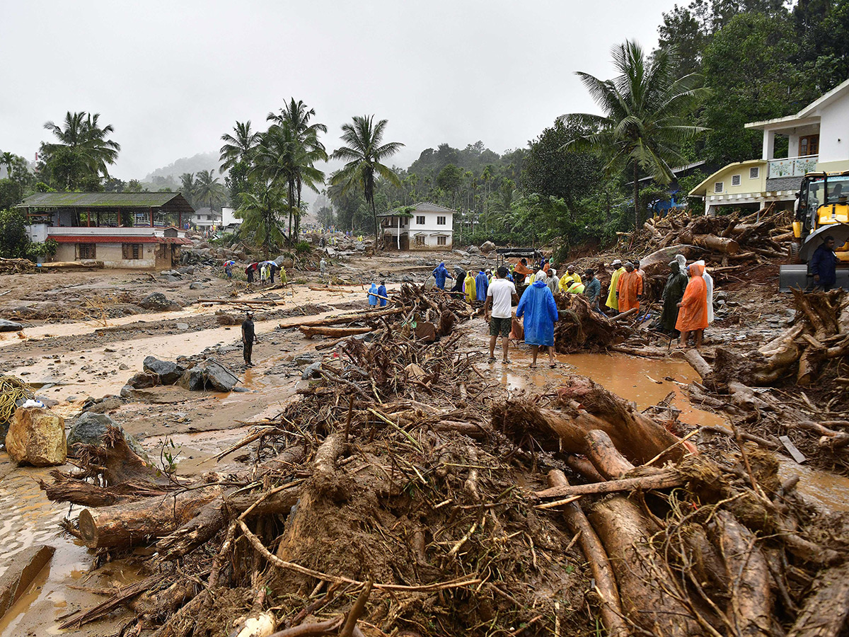 heavy rain in the hilly areas of Wayanad district Kerala Photos14