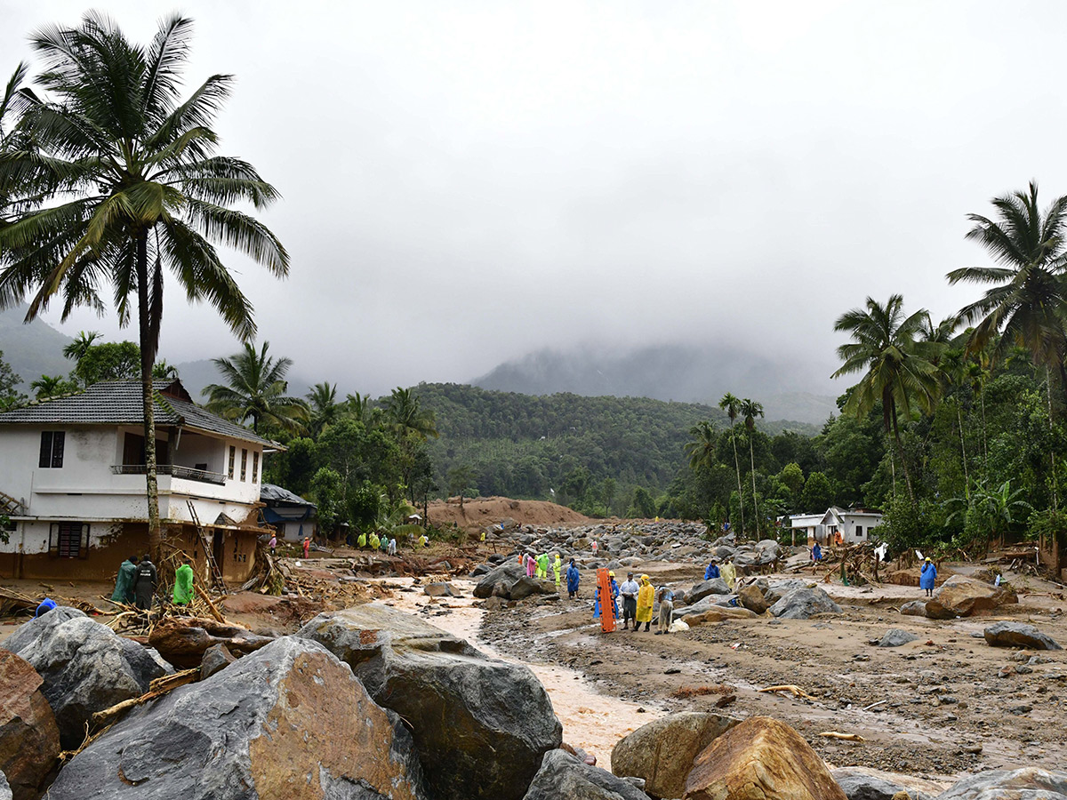 heavy rain in the hilly areas of Wayanad district Kerala Photos15