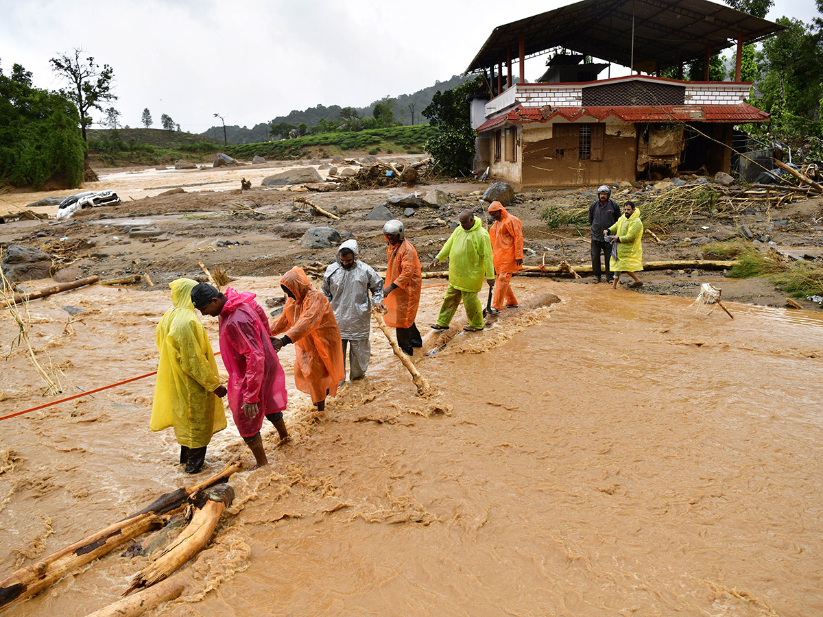 heavy rain in the hilly areas of Wayanad district Kerala Photos16