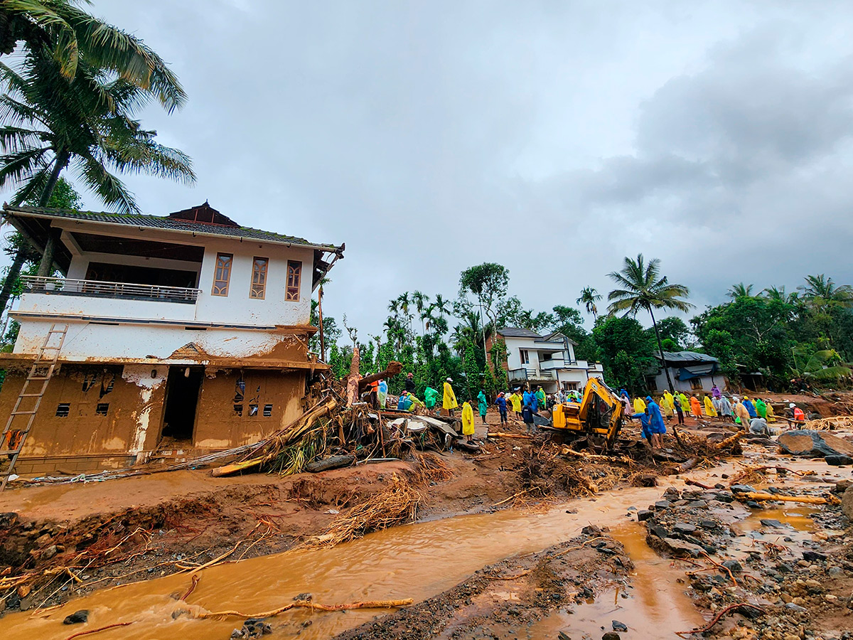 heavy rain in the hilly areas of Wayanad district Kerala Photos17
