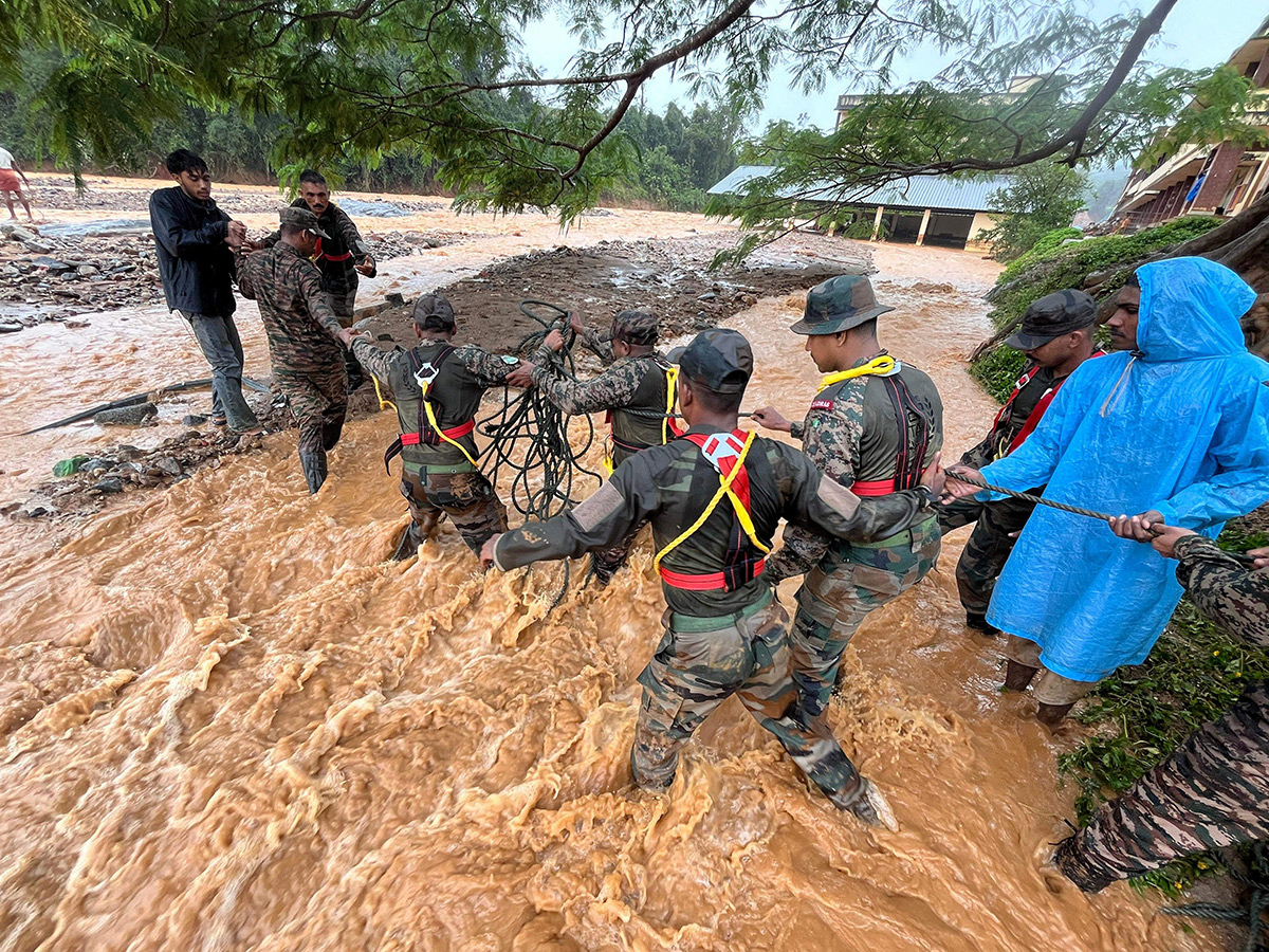 heavy rain in the hilly areas of Wayanad district Kerala Photos18