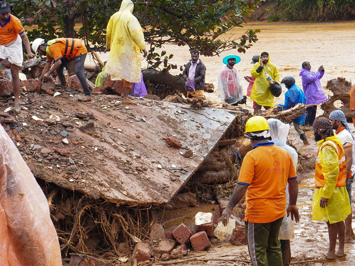 heavy rain in the hilly areas of Wayanad district Kerala Photos22