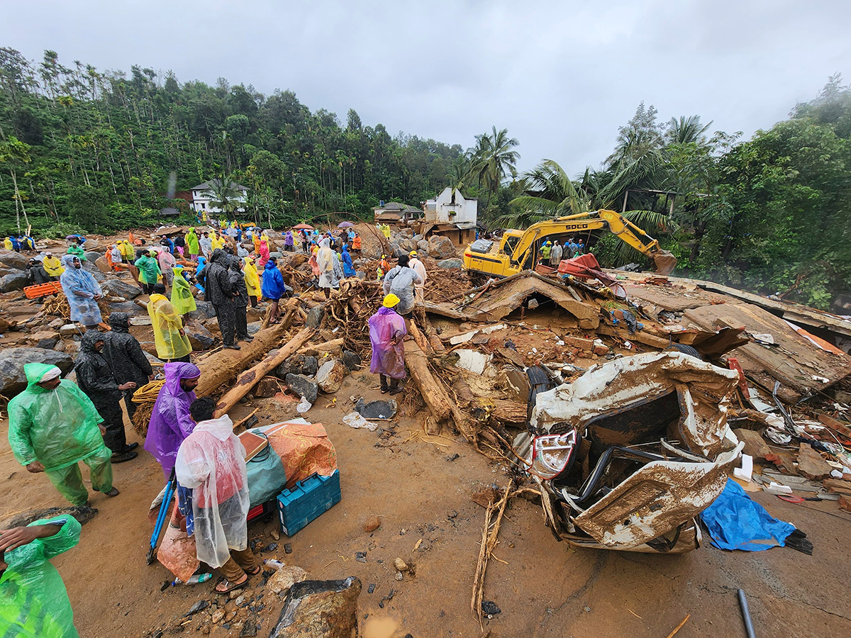 heavy rain in the hilly areas of Wayanad district Kerala Photos25