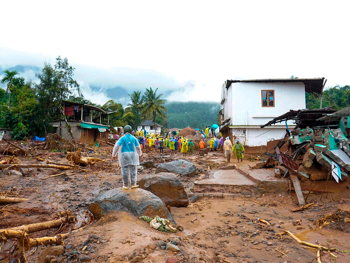 heavy rain in the hilly areas of Wayanad district Kerala Photos28