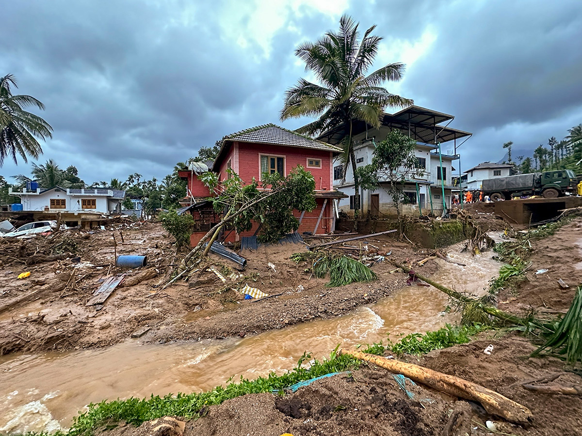 heavy rain in the hilly areas of Wayanad district Kerala Photos30