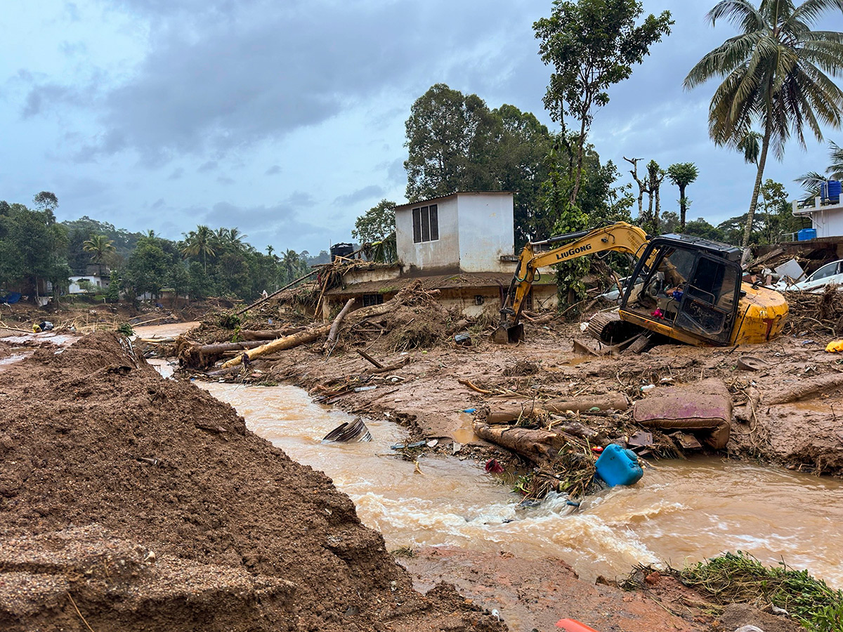 heavy rain in the hilly areas of Wayanad district Kerala Photos32