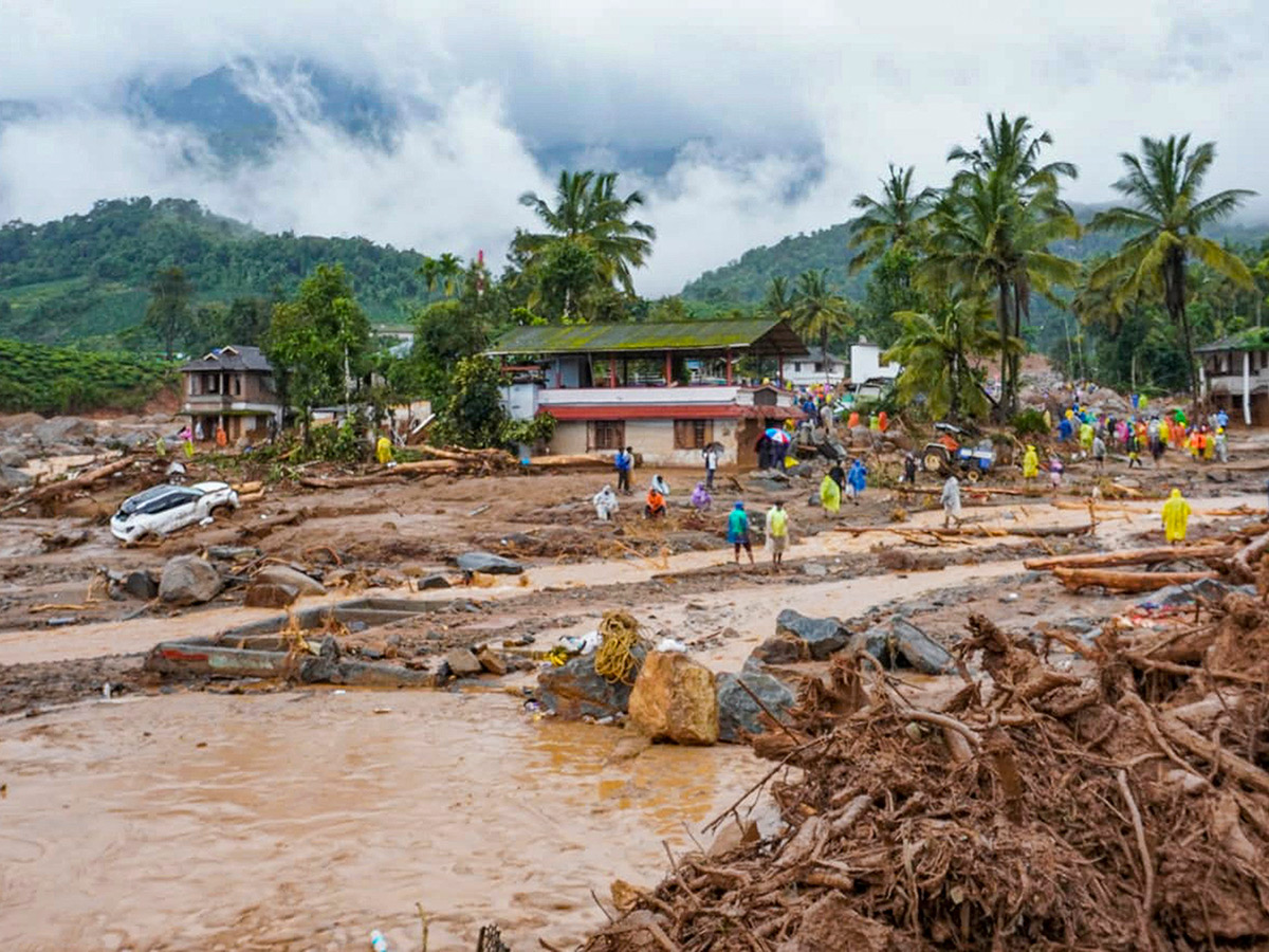 heavy rain in the hilly areas of Wayanad district Kerala Photos5