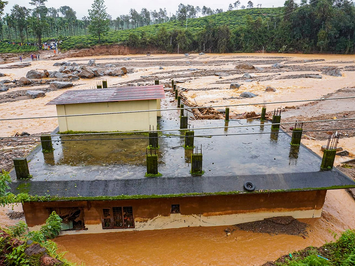 heavy rain in the hilly areas of Wayanad district Kerala Photos7